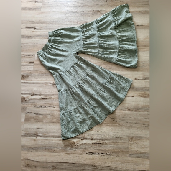 Chicwish 3 Tier Sunny Days Wide Leg Pants Size M/L Light Green - Picture 1 of 11